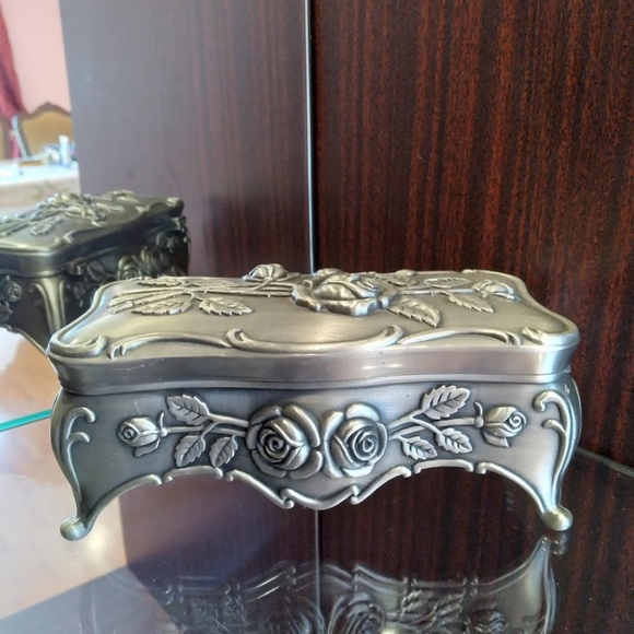 Metal Jewelry Box Roses Theme - Picture 4 of 7